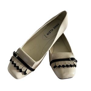 Anne Klein Women’s Cream Black Flats Size 7